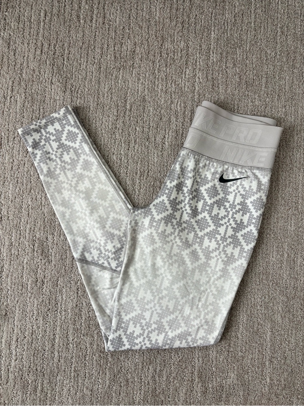 Nike Pro Hyperwarm Geometric Print Fleece-Lined Athletic Leggings White Grey S